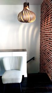 Shell-luminaire-en-bois-tectoluce-design-unique-suspension-salon-ambiance-chaleureuse-interieur-moderne