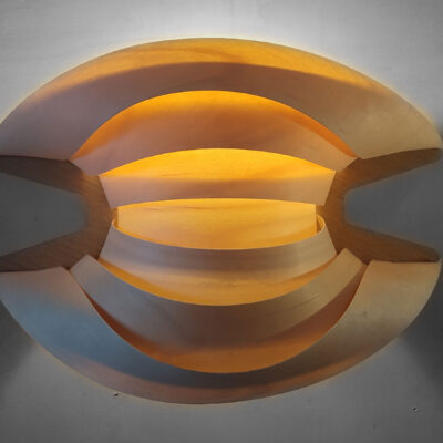 alt= "Applique murale design, bois, forme ondulée, éclairage indirect, espace de vie, moderne, design, éclairage doux, bureau, pas cher, contemporain, ambiance chaleureuse"