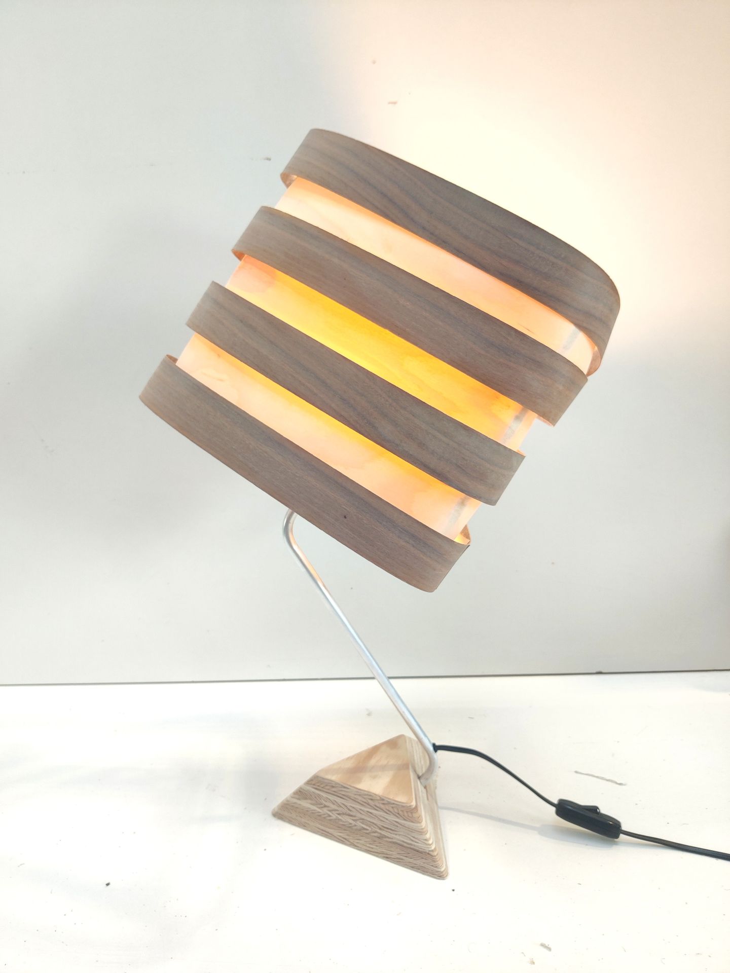 Lampe à poser Nest Duo en bois de bouleau et noyer, luminaire design Tectoluce avec base triangulaire et lumière chaude.
