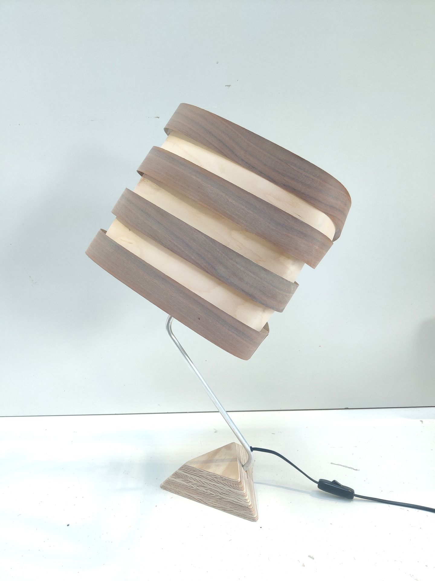 Lampe à poser Nest Duo en bois de bouleau et noyer, luminaire design Tectoluce avec base triangulaire et lumière chaude.